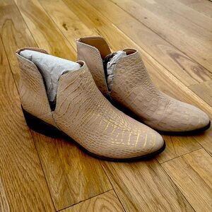 Kaanas Livorno Open Ankle Alligator Bootie in Natural - size 9